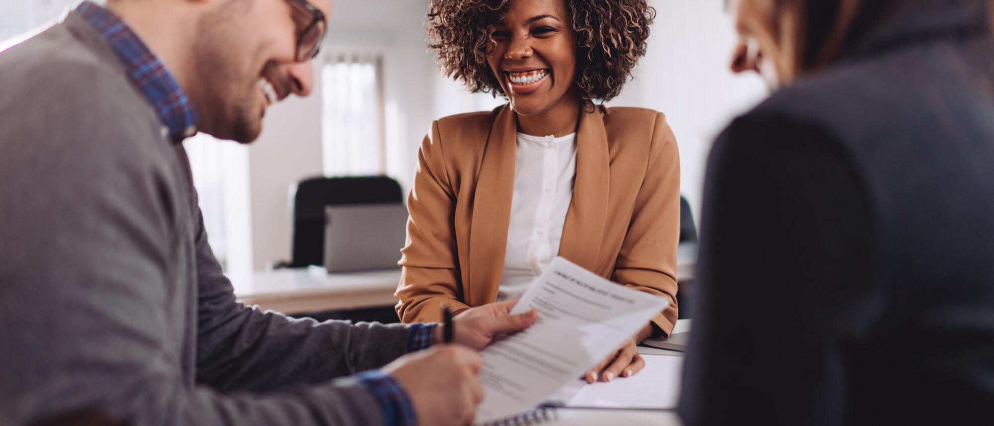 Drei Personen bei einer erfolgreichen Existenzgründung